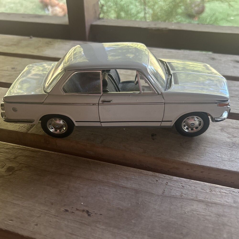 Anson Classic 2002 BMW White 1:18 Diecast Model Car MISSING DOOR